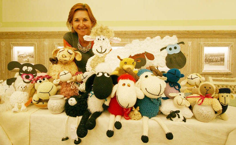 Spolumajitelka Rekreačního centra Sepetná Kateřina Slivoníková s ovečkami z loňského Ovečkového bazaru.