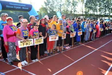 Slavnostní nástup při zahájení 20. ročníku olympiády mentálně postižené mládeže. Zcela vlevo stojí sportovci ze Školy života Frýdek-Místek.