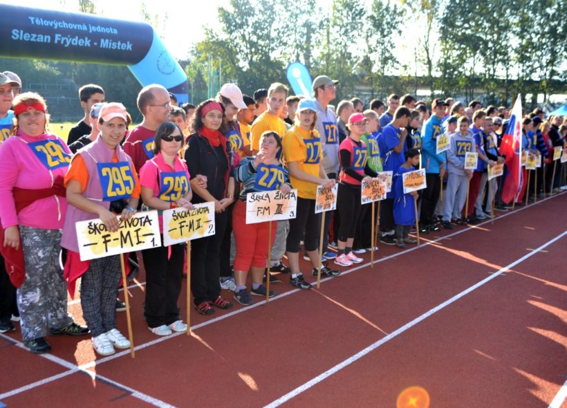 Slavnostní nástup při zahájení 20. ročníku olympiády mentálně postižené mládeže. Zcela vlevo stojí sportovci ze Školy života Frýdek-Místek.