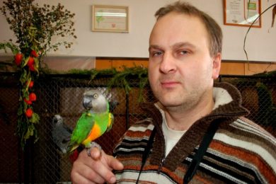 Chovatel Radim Bílek s papouškem senegalským