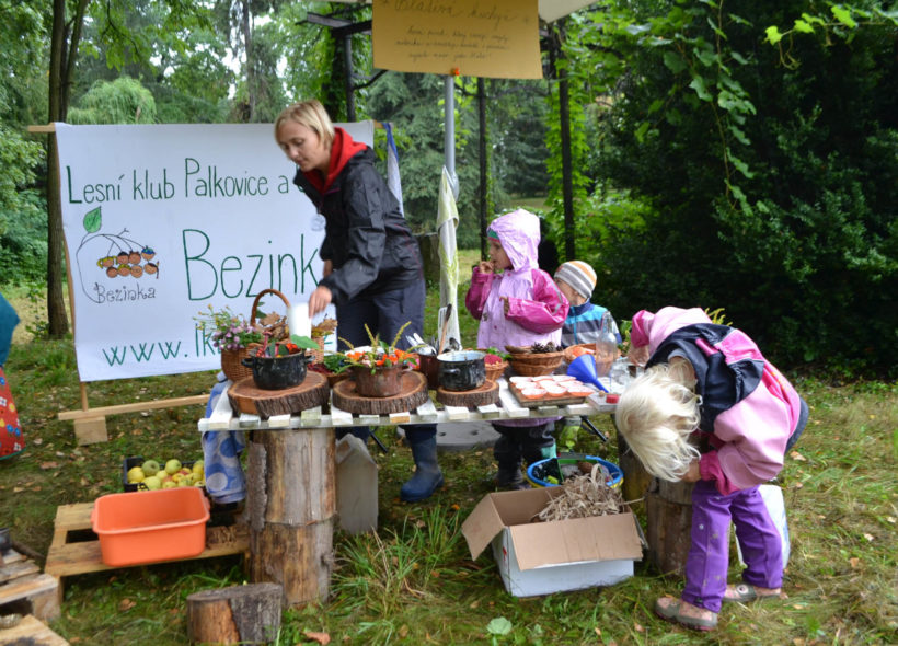 Děti se ve faunaparku zabavily vařením v blátivé kuchyni, kdy skutečné bláto nahradilo omáčky.