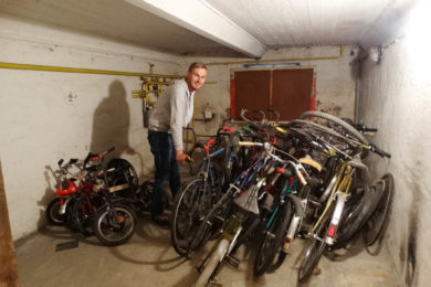 Marcel Sikora v místeckém skladu kol. Všechny bicykly darovali obyvatelé Frýdku-Místku a okolních obcí.