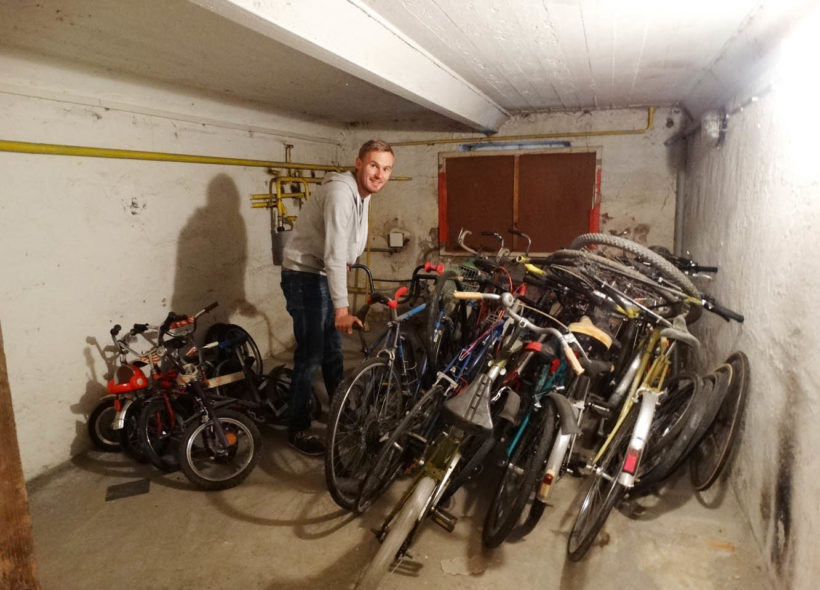 Marcel Sikora v místeckém skladu kol. Všechny bicykly darovali obyvatelé Frýdku-Místku a okolních obcí.