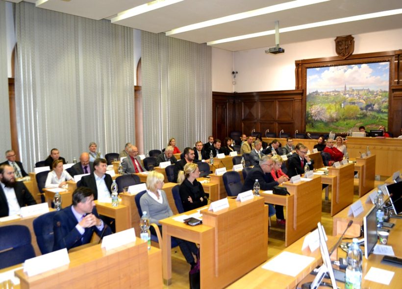 Zastupitelé během jednání 25. října.
