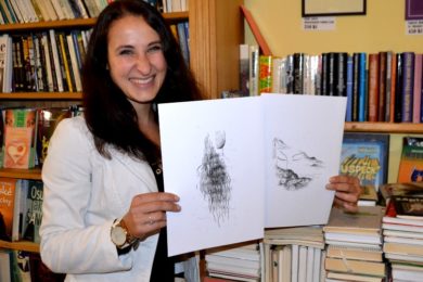 Michaela Schrecková s ilustracemi ze sbírky Ivana Kruise.