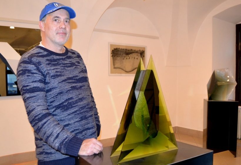 Josef Marek během instalace u jedné ze svých plastik ve frýdecké Galerii Langův dům.