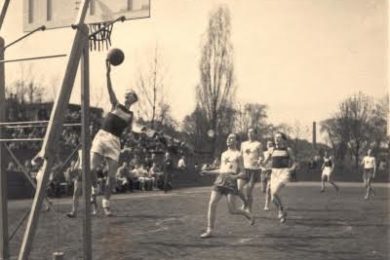 Organizace stála mimo jiné u zrodu a rozvoje mnoha nových sportů. Díky ní vznikl i dnes tolik populární basketbal.