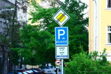 Pražské "řešení" nedostatku parkovacích míst  - přesunutí problémů k sousedům.