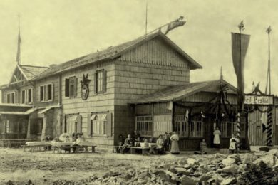 Slavnostní otevření přístavby chaty arcivévody Albrechta na Lysé hoře v září 1911.