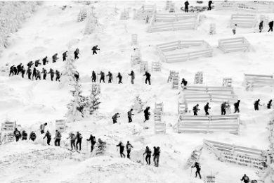Účastníci extrémního vytrvalostního závodu 24 hodin na Lysé hoře, který každoročně pořádá frýdecko-místecký horolezec Libor Uher. Závodníky zachytil ve „vláčku“ fotograf Jan Smekal.