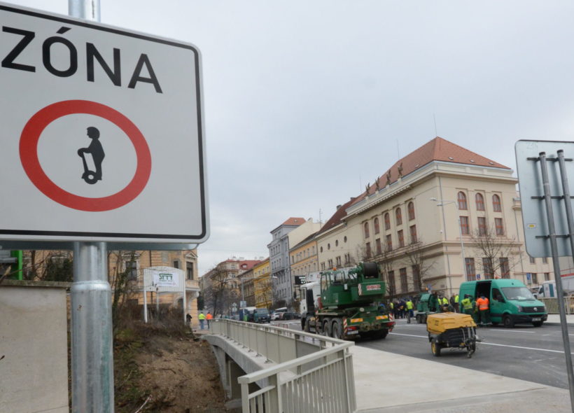 Zákaz se objevil i na nově opraveném mostě v Korunovační ulici