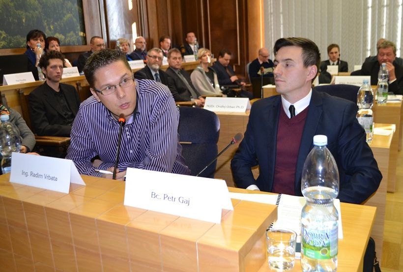 Exprimátor Radim Vrbata (vlevo) na jednání zastupitelstva.