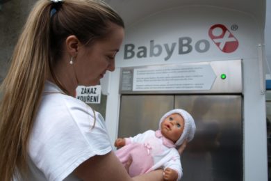Zdravotníci nacvičují pomoc miminku ve všech třech pražských babyboxech - radničních na Vinohradech a Dejvicích, soukromém v Hloubětíně.