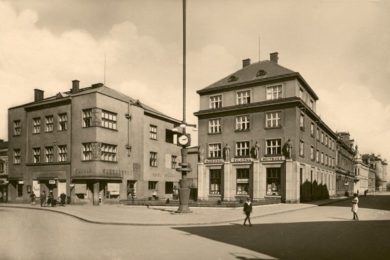Otáhalova cukrárna sídlila v přízemí budovy vlevo. Dům byl zbořen kvůli průtahu, zůstala jen budova záložny, později v ní sídlila Moravia banka.