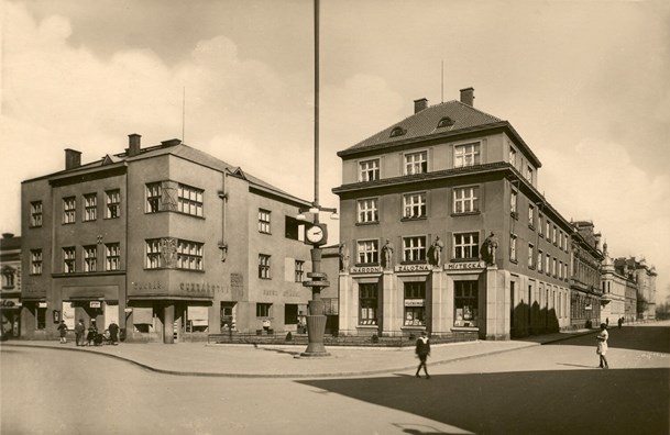 Otáhalova cukrárna sídlila v přízemí budovy vlevo. Dům byl zbořen kvůli průtahu, zůstala jen budova záložny, později v ní sídlila Moravia banka.
