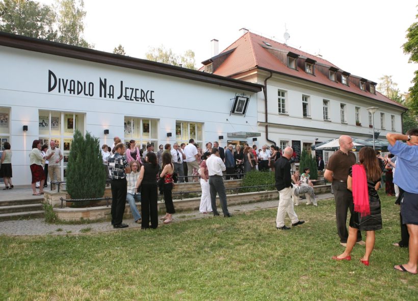 Divadlo Na Jezerce patří k nejnavštěvovanějším kulturním zařízením v České republice.