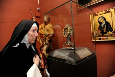 Výstava je umístěna v prostorách kláštera, kde Křižovnický řád působí od Anežčiných časů až dodnes.