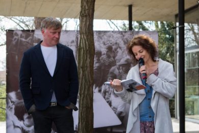 Herci Michal Dlouhý a Petra Jungmannová během křtu nového vydání detektivky „Osamělý mrtvý muž“ od Václava Erbena.