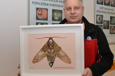 Rostislav Jaroš s obrazem nočního motýla lišaje smrtihlava, kterého pohání rovněž strojek.