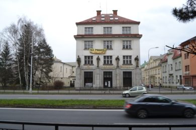 Z budovy bývalé Moravia banky může zmizet nápis Na prodej.