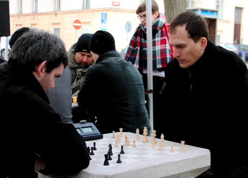 V březnu minulého roku umístila Praha 7 do veřejného prostoru dva šachové stolky. Jeden našel svůj domov na Řezáčově náměstí, druhý v parčíku v Tusarově ulici.