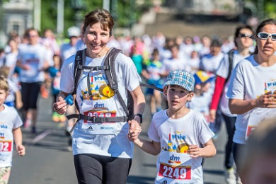 Nesoutěžní běh pro rodiny s dětmi byl až dosud součástí maratonské neděle. Organizátoři z RunCzech se k přesunu na sobotu a do Stromovky rozhodli z jednoduchého důvodu – komfortu běžců v cíli.
