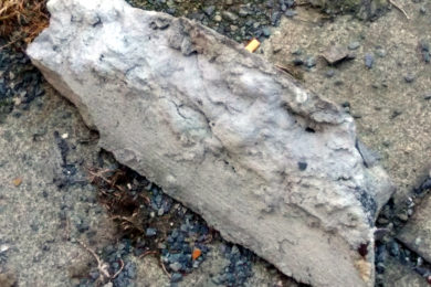 Kusy betonu, které se odtrhly z římsy padaly rovnou na cestu pro pěší.