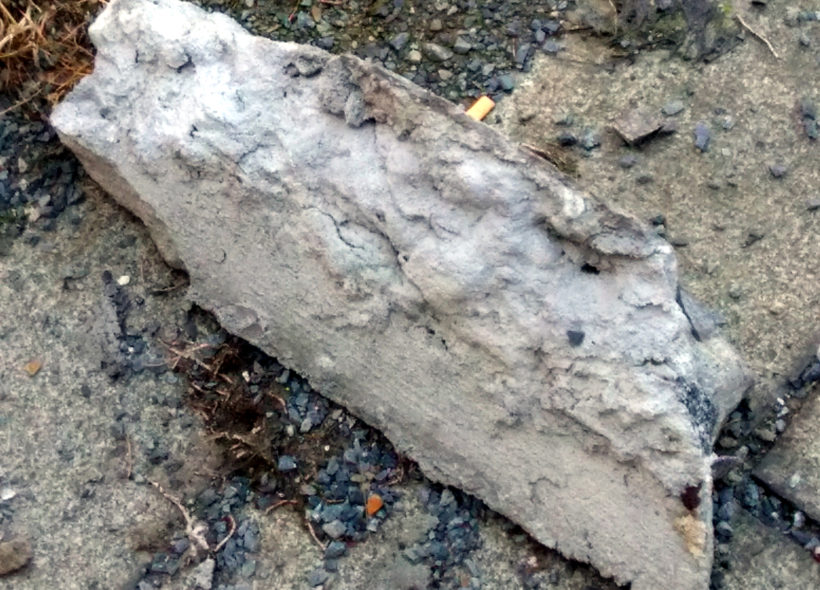Kusy betonu, které se odtrhly z římsy padaly rovnou na cestu pro pěší.