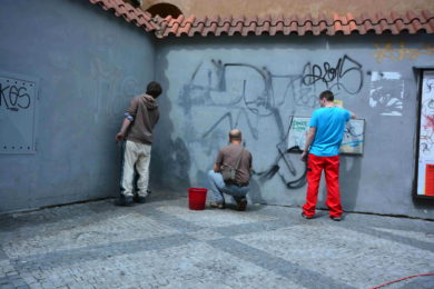 Odstraňovaní graffiti  na Náměstí Republiky - nejen čmáranice hyzdí historické centrum města