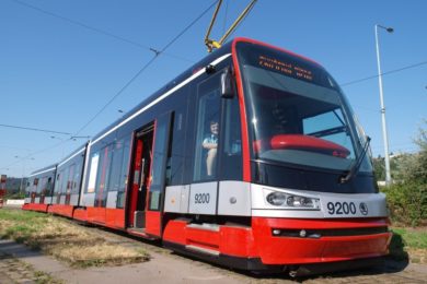 V denním provozu je zavedena v trase Biskupcova – Vozovna Žižkov –  Spojovací náhradní autobusová doprava X11.