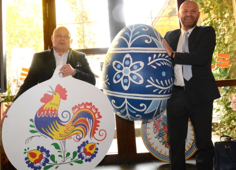 Symbolem trhů na Staroměstském náměstí je folklpr - kohoutek  a vajíčko malované údajně podle středočeských vzorů, na snímku Libor Hadrava (vlevo) a Libor Votruba organizátor trhů