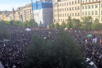 Na Václavské náměstí dorazily 10. května tisíce lidí