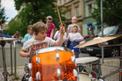 Festival dává příležitost amatérským umělcům vystoupit společně s velkými jmény české scény a podpořit tak úroveň pouličního umění.