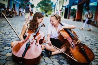 Pražské školy nabídnou koncerty i vystoupení dětí s profesionálními umělci, street art projekty či performance na Náměstí Republiky, Malostranském náměstí a na dalších atraktivních místech.