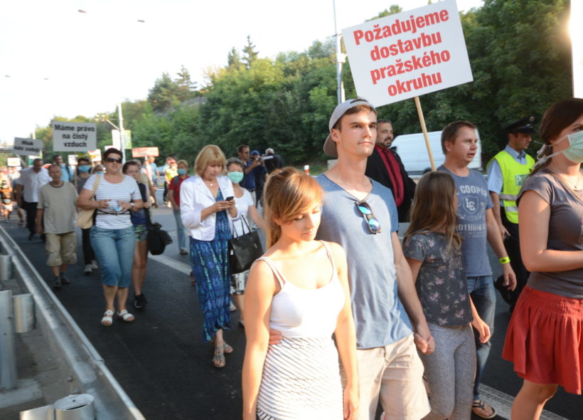 Jak dlouho ještě budou muset lidé demonstrovat za dokončení okruhu?