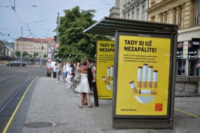 Přístřešek tramvajové zastávky na Palackého náměstí upozorňující na zákaz kouření zůstane takto označen zhruba jeden měsíc.