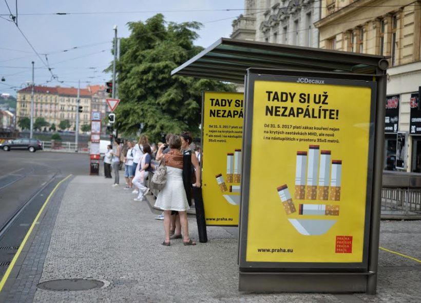 Přístřešek tramvajové zastávky na Palackého náměstí upozorňující na zákaz kouření zůstane takto označen zhruba jeden měsíc.