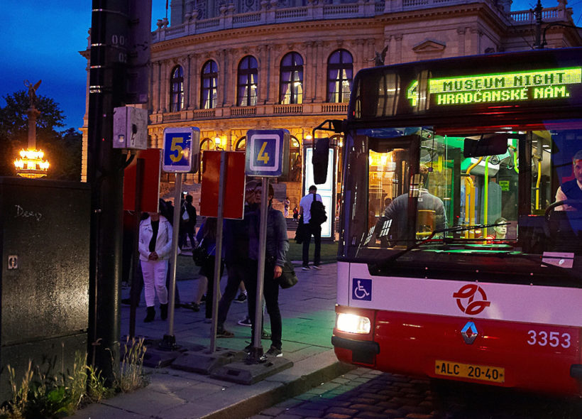 Dopravní podnik hl. m. Prahy vypraví speciální autobusové linky, které o muzejní noci propojí jednotlivé objekty.