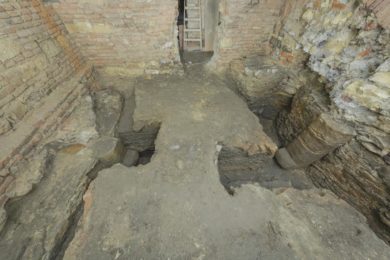 Vzácně dochované relikty staroměstského opevnění včetně torza brány zůstanou zachovány v podzemí rekonstruovaného domu.