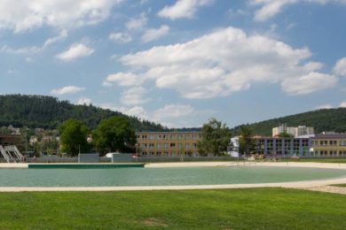 Voda vhodná ke koupání jev rybníku Motol, v koupališti v Divoké Šárce a v biotopu Radotín.