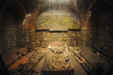 Mumifikované ostatky uložené v kryptě. Foto: Ivan Korč