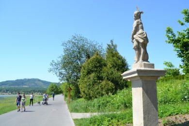 Zrekonstruovaná socha trpícího Ježíše na svém novém místě u přehrady Olešná.