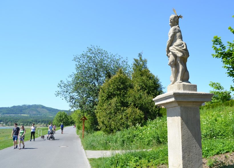 Zrekonstruovaná socha trpícího Ježíše na svém novém místě u přehrady Olešná.