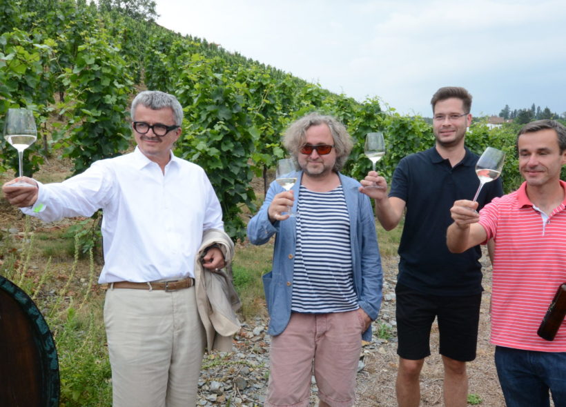 Pánové Stano, Hřebejk, Novotný a Martin Beránek, vedoucí vinice sv. Kláry křtili a hlavně ochutnávali skvělá pražská vína