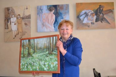 Miroslava Ježková se svou malbou.
