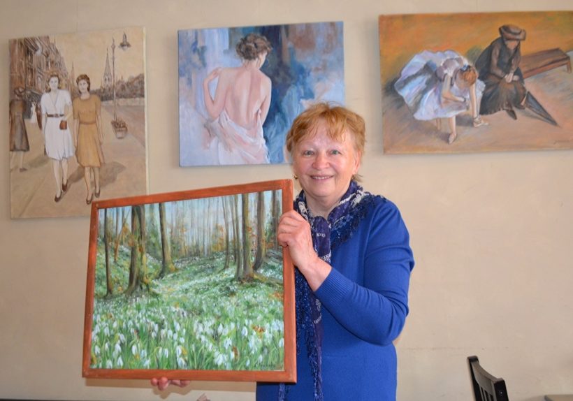 Miroslava Ježková se svou malbou.