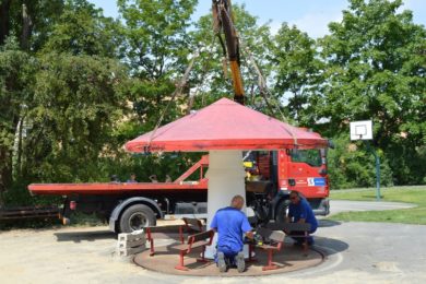 Pracovníci technických služeb instalují populární Hříbek zpět na původní místo. Foto: MMFM