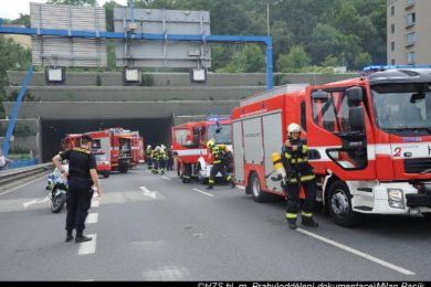 Zásah hasičů ve Strahovském tunelu