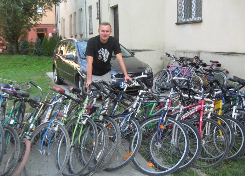 Marcel Sikora s darovanými bicykly. Foto: archiv KDU-ČSL
