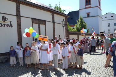 Folklorní soubory na Farním náměstí za kostelem sv. Jakuba. V sobotu se v tomto místě koná sousedská slavnost.